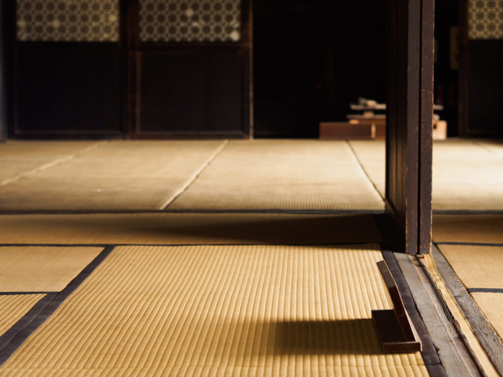 重厚な木の建具と畳の間