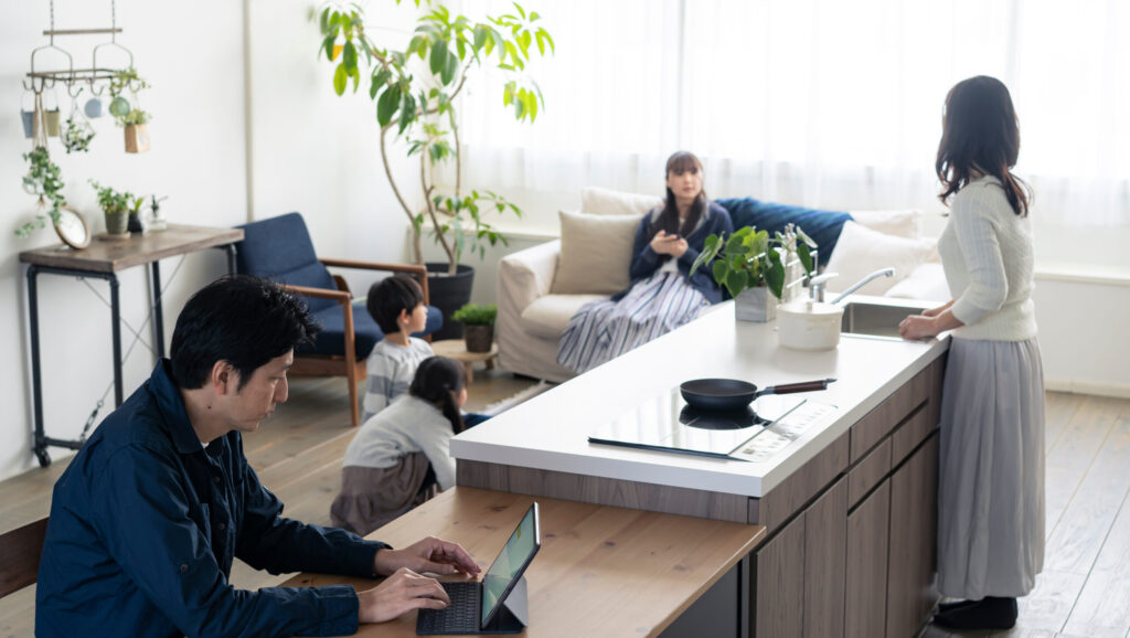 木のLDKで家族が暮らす様子