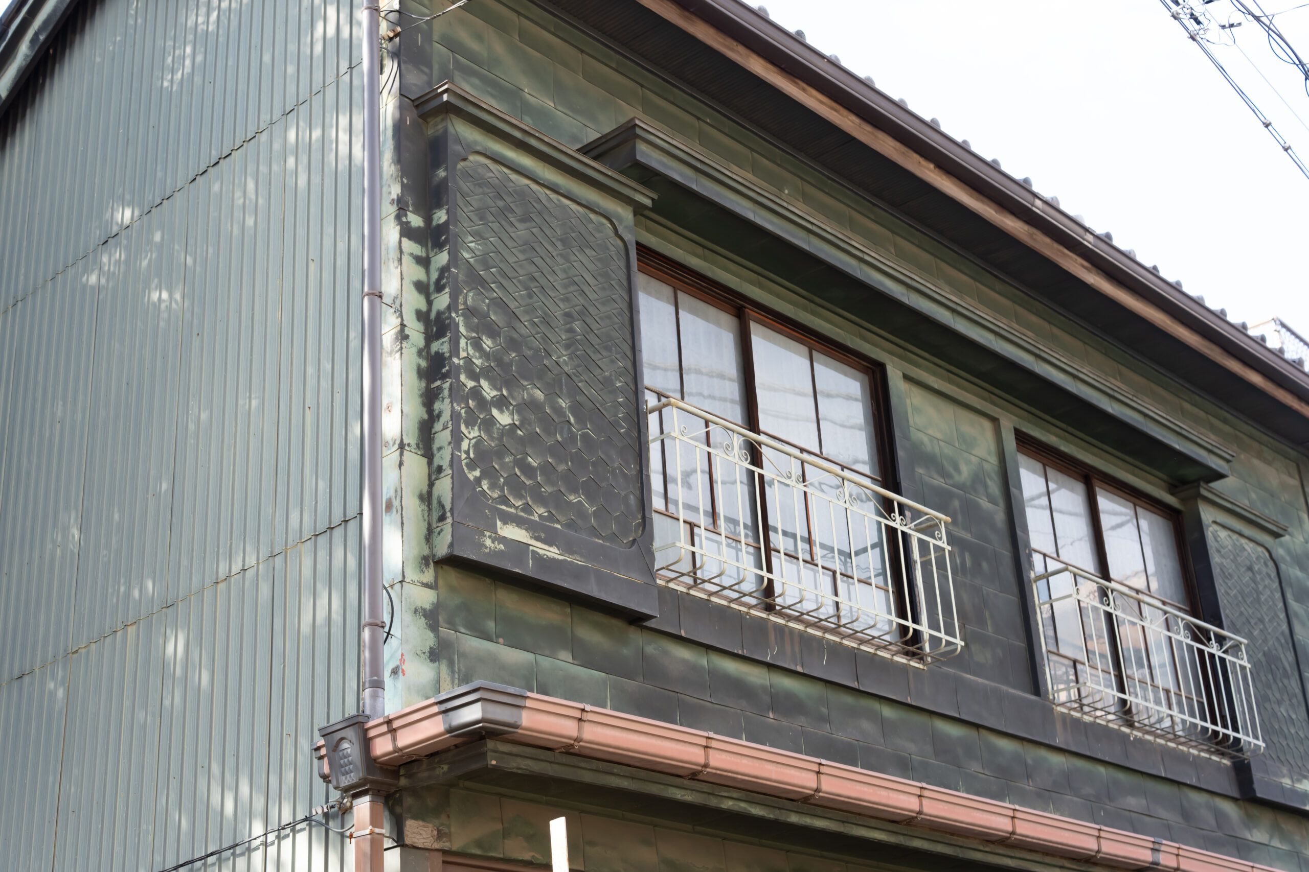 築年数の経過した住宅の外壁と2階窓まわり