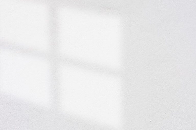 窓の光が落ちる、白い塗り壁