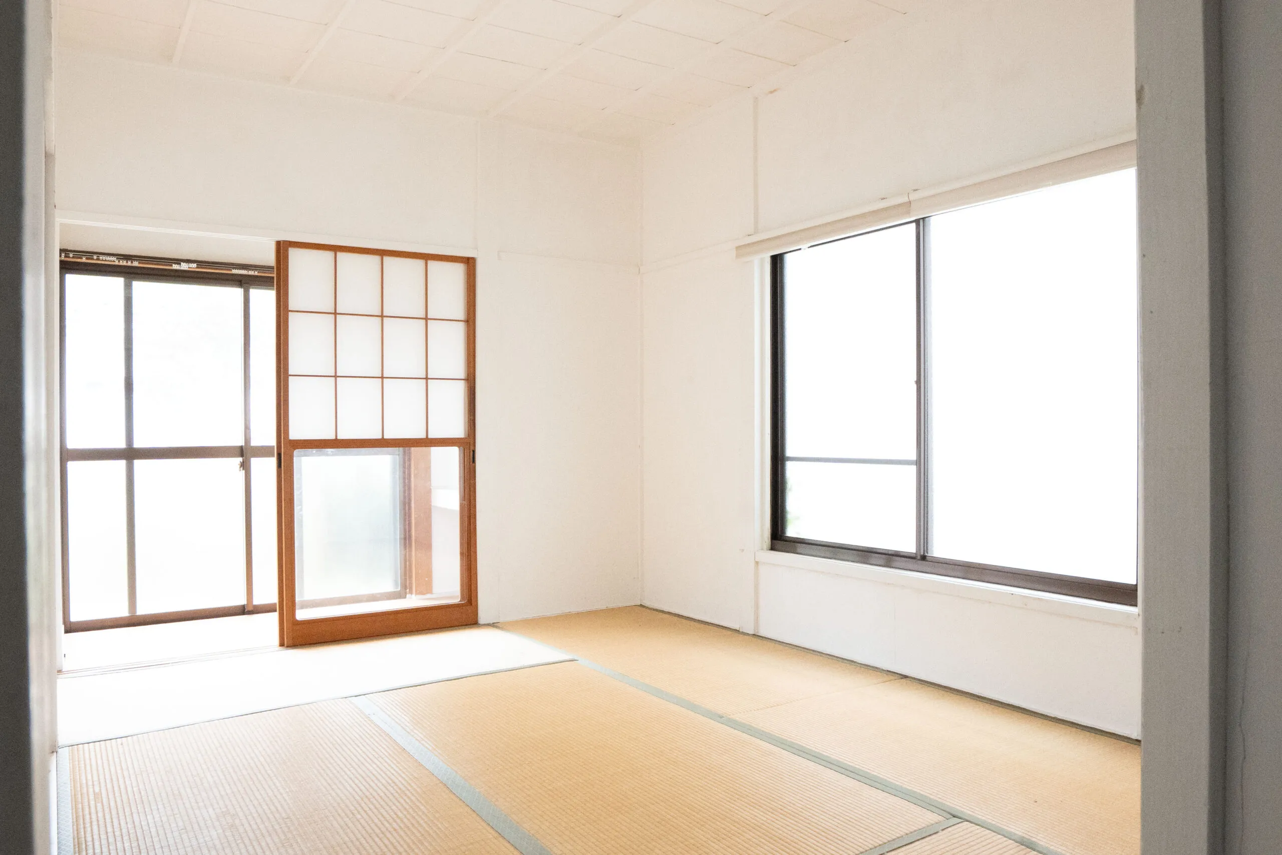 施工前：畳と障子のままの、間仕切られた和室