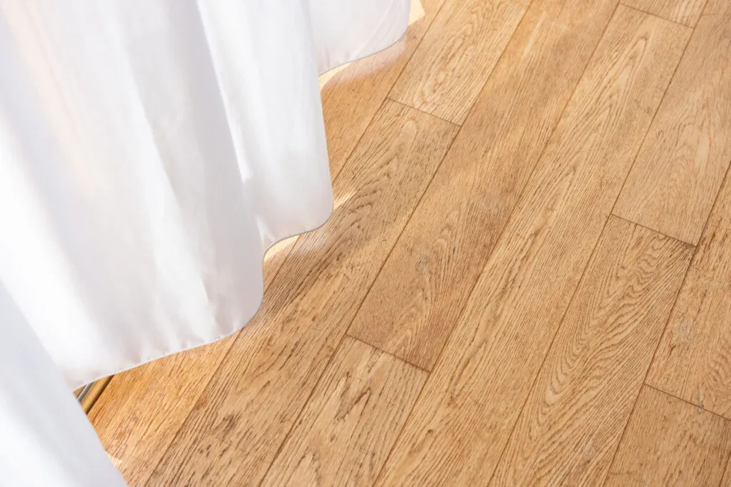 やわらかな光があたる、無垢材の床板
