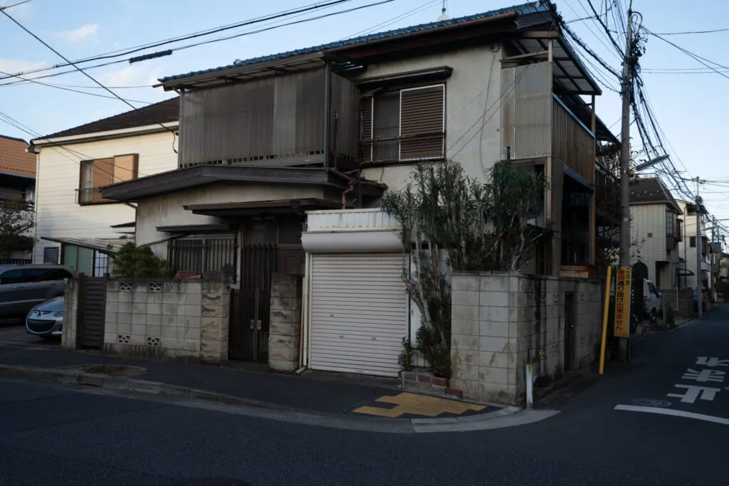 解体前の既存住宅を通りから見た外観